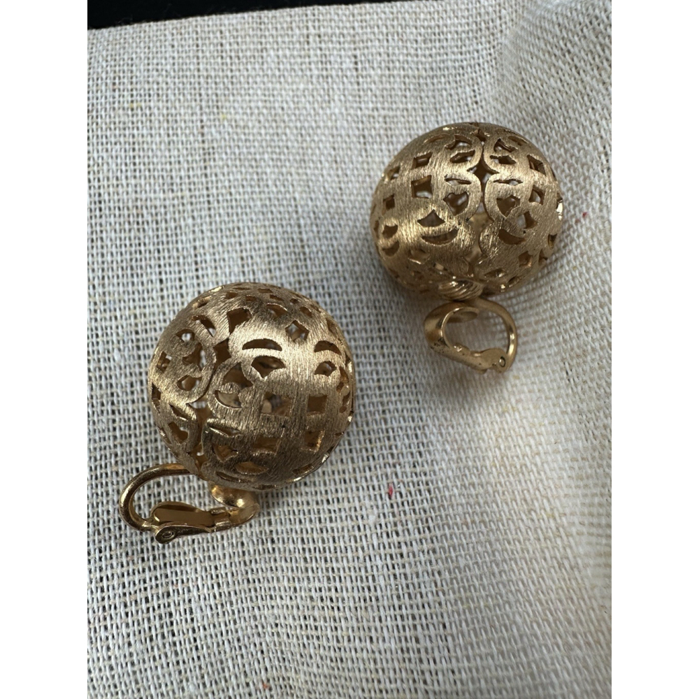 Napier Vintage Lg Brushed GoldTone Filigree Open Lace Look Ball Earrings ClipOn